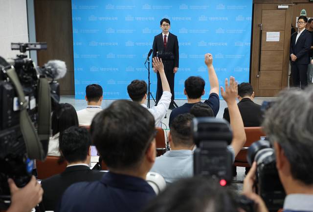 국민의힘 당대표 선거 출마를 선언한 주진우 의원이 지난 24일 국회 소통관에서 국민의힘 당대표 출마 선언 기자회견을 마치고 취재진의 질문을 받고 있다. [연합뉴스]