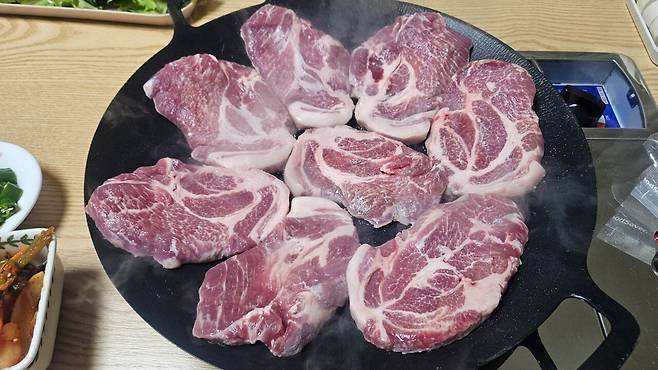 20250725_214724.jpg 저녁 돼지목살 구워 한잔