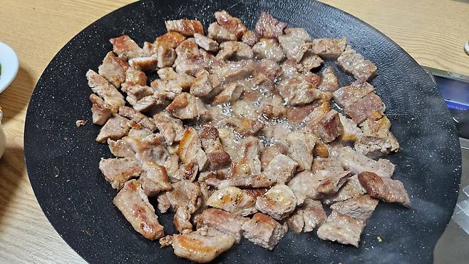 20250725_220222.jpg 저녁 돼지목살 구워 한잔