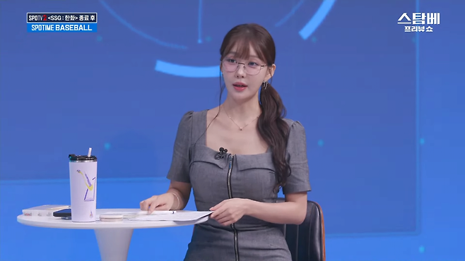 SSG _ 한화 & LG _ 두산 훈련현장 보며 윤희와 프리뷰쇼🍒 #SPOTIME 12-54 screenshot.png 실시간 스포TV 김윤희 아나운서 안경 & 검스