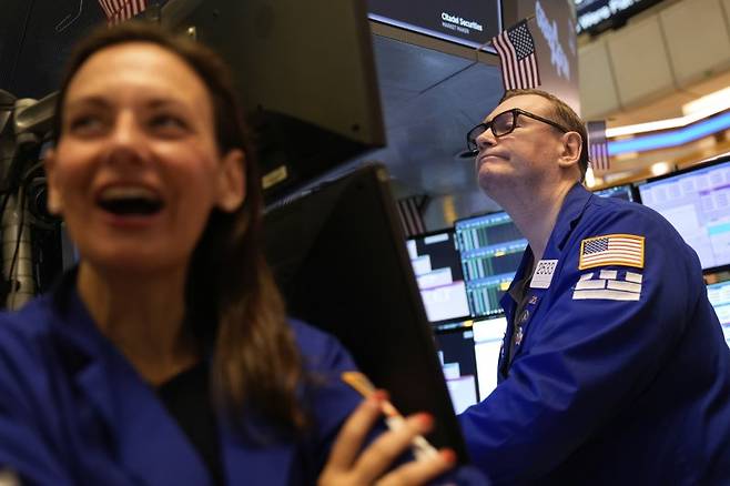 뉴욕 증시 3대 지수가 25일(현지시간) 일제히 상승한 가운데 스탠더드앤드푸어스(S&P)500은 1주일 내내, 나스닥은 사흘을 사상 최고 기록을 새로 썼다. AP 연합