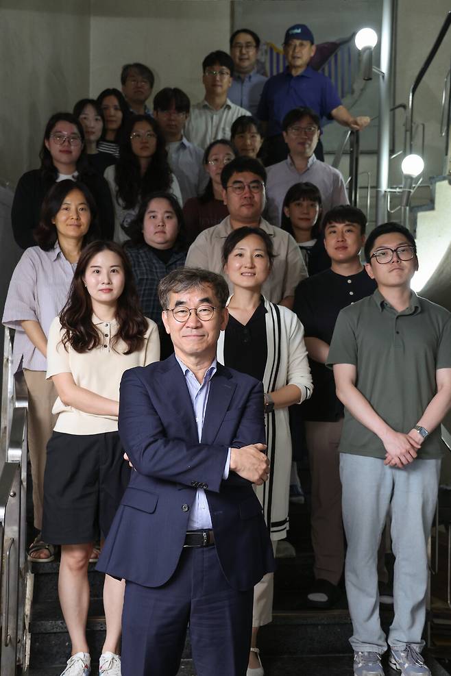 윤철호 출협 회장이 16일 오후 서울 종로구 대한출판문화협회 1층에서 직원들과 함께 섰다. 윤 회장은 “정부 상대로 타협하고 일을 진전시켜야 하는 데 대한 나의 정치적 미숙함이 있을 것”이라면서 “2023년 3번째 회장 취임 때 더 실용적으로 가려고도 했지만, ‘윤석열 문체부’는 통제 외 그렇게 변화하려는 협회 자체를 원치 않아, 타협할 게 아무것도 없었다”고 말했다. 김영원 기자 forever@hani.co.kr