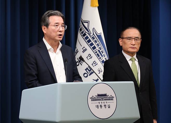 김용범 대통령실 정책실장과 위성락 국가안보실장이 25일 서울 용산구 대통령실청사에서 브리핑을 하고 있다. 대통령실사진기자단