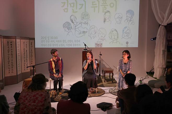 최창근 연출가(왼쪽부터), 김이정 소설가, 이경혜 동화작가가 토지문화관에서 함께 지낸 김민기와의 추억을 되새기며 이야기를 나누고 있다.