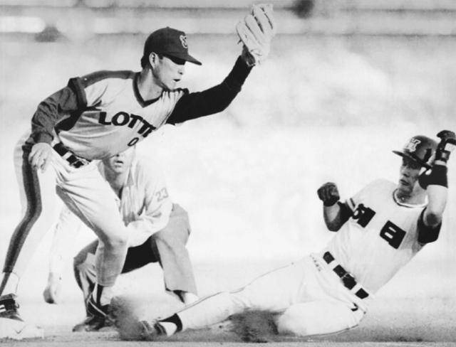 해태 시절 이종범(오른쪽)이 1994년 6월 2일 롯데전에서 도루를 하고 있다. 한국일보 자료사진