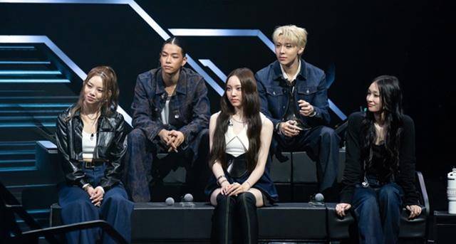 그룹 올데이 프로젝트 멤버 애니가 신세계그룹 정유경 회장의 딸이라는 수식어에 대해 입을 열었다. Mnet 영상 캡처