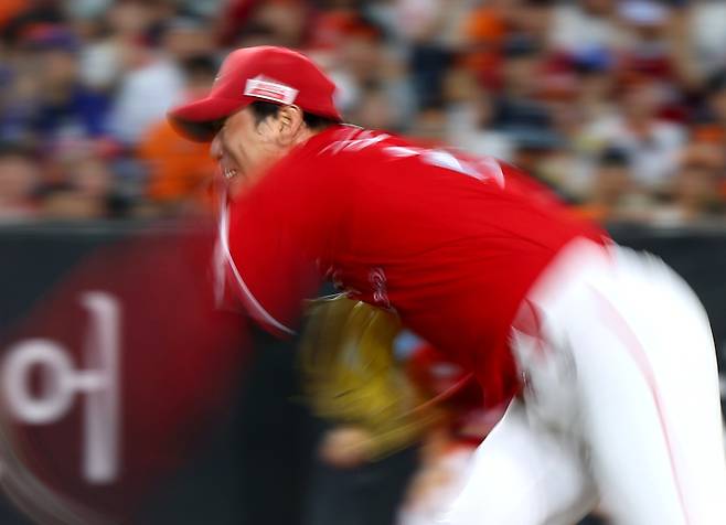 <yonhap photo-3424=""> 힘차게 공 뿌리는 김광현 (대전=연합뉴스) 김도훈 기자 = 26일 대전 한화생명 볼파크에서 프로야구 2025 신한 SOL 뱅크 KBO리그 SSG 랜더스와 한화 이글스 경기. 6회말 SSG 선발 김광현이 투구하고 있다. 이날 데뷔 후 처음으로 류현진과 선발 맞대결을 펼친 김광현은 6이닝 2실점 호투로 팀의 9-3 승리를 이끌며 승리 투수가 됐다. 2025.7.26 superdoo82@yna.co.kr/2025-07-26 22:17:31/ <저작권자 ⓒ 1980-2025 ㈜연합뉴스. 무단 전재 재배포 금지, AI 학습 및 활용 금지></yonhap>