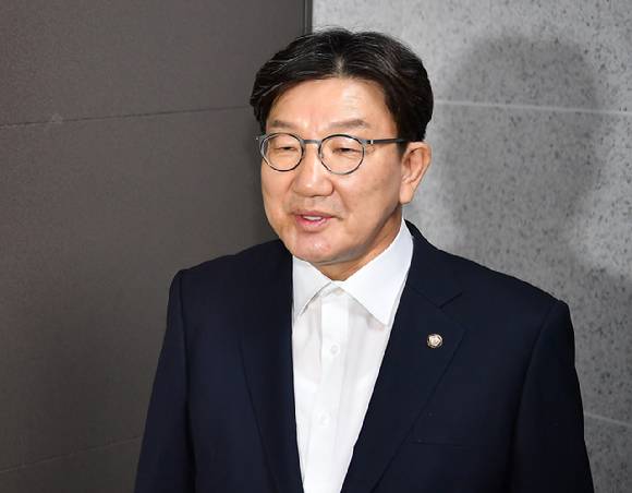 권성동 국민의힘 의원이 18일 자신의 의원실 앞에서 특검의 압수수색 관련 입장을 밝히고 있다. [사진=곽영래 기자]