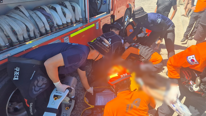 전날(25일) 오후 제주시 구좌읍 세화항 인근에서 물에 빠져 구조된 A씨. (제주소방안전본부 제공)