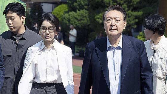 윤석열 전 대통령과 김건희 여사가 지난달 3일 서울 서초구 원명초등학교 투표소에서 투표를 마치고 차량으로 이동하고 있다. 장진영 기자