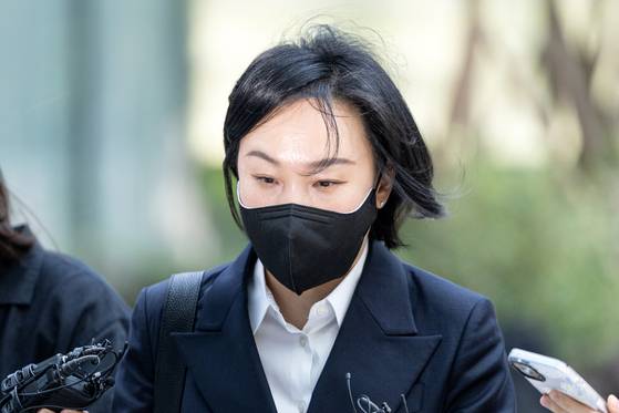 김건희 여사 수행비서 유경옥 전 행정관이 25일 오전 서울 종로구에 마련된 김건희 특검팀(특별검사 민중기) 사무실로 조사를 받기 위해 출석하고 있다. 뉴스1