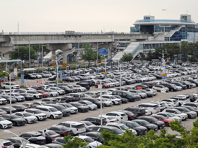본격적인 여름 휴가철을 앞둔 지난 24일 오전 인천국제공항 1터미널 주차장에 차량들이 빼곡하게 주차돼 있다. 뉴스1