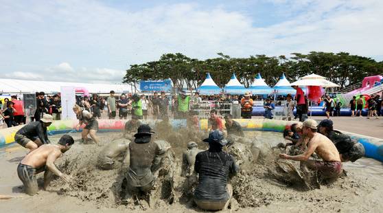 지난해 충남 보령 대천해수욕장 일원에서 열린 제27회 보령머드축제에서 참가자들이 축제를 즐기고 있다. [사진 보령시]