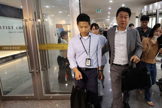 민중기 특별검사팀이 25일 김건희 여사 자택 등에 대해 압수수색을 벌였다. 이날 특검 수사관들이 김 여사의 자택과 코바나컨텐츠 사무실에서 압수수색을 마친 뒤 철수하고 있다. [뉴시스]