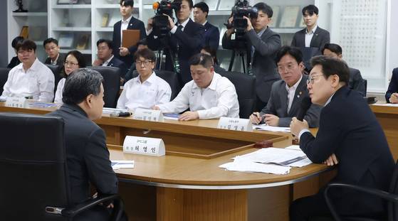 이재명 대통령이 25일 경기 시흥시 SPC 삼립 시흥 공장에서 열린 산업재해 근절 현장 노사간담회에서 SPC그룹 허영인 회장(왼쪽) 등 임원진과 대화하고 있다. 지난 5월 이 공장에서 50대 여성 근로자가 작업 도중 컨베이어에 끼어 사망하는 사고가 발생한 바 있다. 김현동 기자