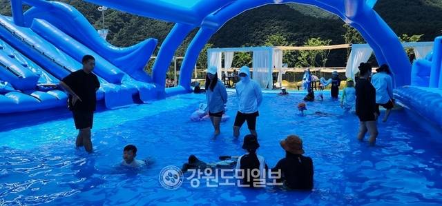 ▲ 인제 여름축제 ‘여름愛 인제愛 빠지다’가 26일 남면 빙어호 일원에서 개막했다. 축제는 8월 10일까지 16일간 열린다. 이번 축제의 주제는 ‘대자연에서 즐기는 여름놀이 천국’이다. 인제의 깨끗한 자연환경과 청정 빙어호를 배경으로 남녀노소 누구나 하루 종일 즐길 수 있는 다채로운 여름놀이 프로그램이 마련됐다. 이동명 기자