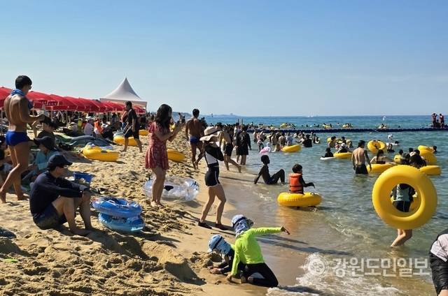 ▲ 26일 오후 2시쯤 찾은 강원 강릉 경포해수욕장. 피서객들이 해수욕을 즐기며 더위를 식히고 있다.황선우 기자
