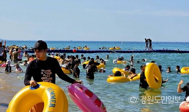 ▲ 26일 오후 2시쯤 찾은 강원 강릉 경포해수욕장. 피서객들이 해수욕을 즐기며 더위를 식히고 있다.황선우 기자