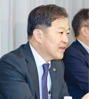 25일 서울 소공로 더플라자호텔에서 전공의들의 수련병원 복귀를 위한 첫 의정 대화가 열렸다. 이날 회의에 참석한 이형훈 보건복지부 2차관. /연합뉴스