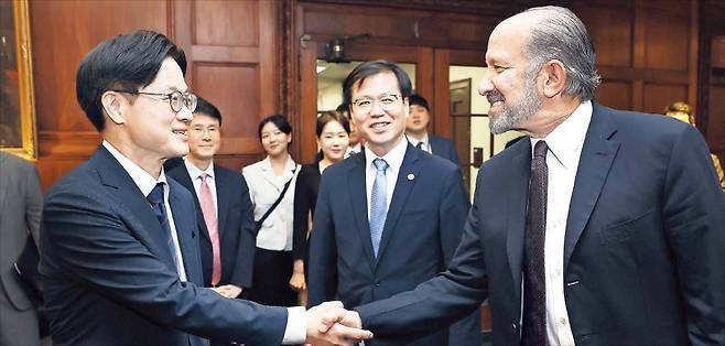 < 한·미 산업수장, 악수는 했지만… > 김정관 산업통상자원부 장관이 24일(현지시간) 미국 워싱턴DC 상무부 회의실에서 하워드 러트닉 미국 상무장관(오른쪽)을 만나 악수하고 있다. 양측은 한·미 관세협상 등을 논의했다. /산업통상자원부 제공