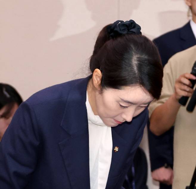 강선우 여성가족부 장관 후보자가 지난 14일 국회 여성가족위원회에서 열린 인사청문회에서 모두발언을 마친 뒤 인사하고 있다. 연합뉴스