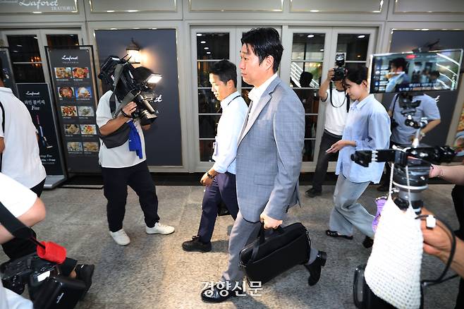 김건희 특검 관계자들이 25일 서울 서초구 아크로비스타 내 코바나컨텐츠 사무실 압수수색을 끝낸 뒤 떠나고 있다. 정효진 기자