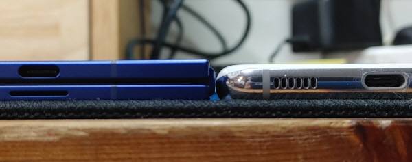 갤럭시 Z폴드 7를 접은 상태에서 갤럭시 S21과 두께를 비교했다. 왼쪽은 갤럭시 Z폴드 7. 정옥재 기자