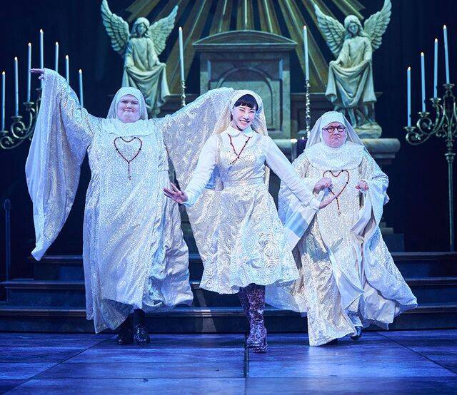 김소향이 출연한 작품 속 장면들이다. 위쪽부터 뮤지컬 ‘프리다’, ‘마리 퀴리’, 2017년 오디션을 통해 브로드웨이에서 제작한 ‘시스터 액트’ 인터내셔널 투어 당시 주연급인 막내 수녀 메리 로버트로 분한 모습.  EMK엔터테인먼트, (주)라이브 제공