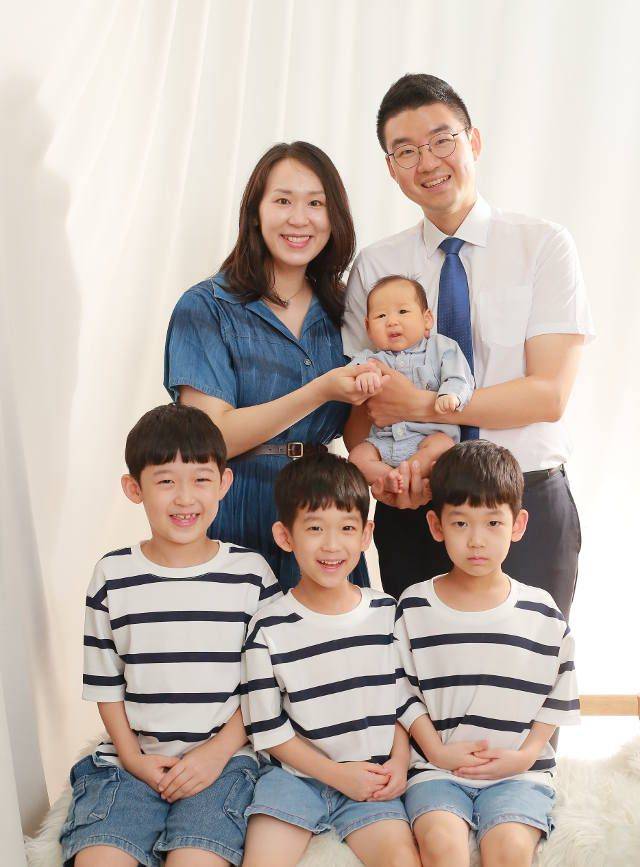 안동선 최라윤 집사 부부가 4형제와 함께 찍은 가족사진. 부부 제공