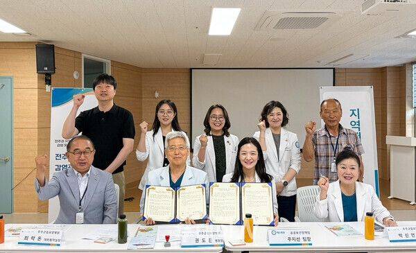 전주예수병원과 무주군립요양병원 관계자들이 최근 지역환자안전센터 협력병원 협약식 후 기념촬영을 하고 있다.    전주예수병원 제공
