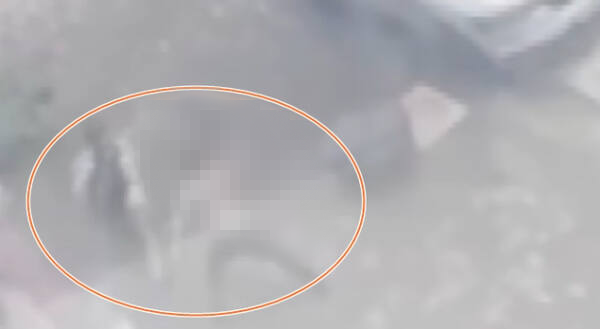 인천 서구 한 공영주차장에서 40대 남성 A씨가 술을 마신 상태로 고등학생을 폭행하고 있다. CCTV 영상 캡처