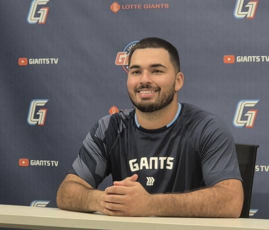 인터뷰하는 알렉 감보아. 사진[연합뉴스]