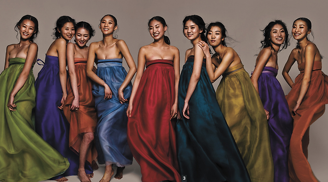 고 이영희 디자이너가 1994년 선보인 ‘바람의 옷’. 20년이 지난 지금 봐도 모던한, 걸작이다. [사진 출처=김중만]