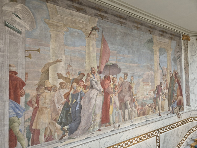 2층으로 오르는 계단에서 볼 수 있는 벽화. Giambattista Tiepolo [Henri III being welcomed to the Contarini Villa], 1745 ©김슬기