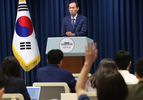 우상호 정무수석이 지난 20일 용산 대통령실 기자회견장에서 장관 인선 관련 브리핑 후 질문을 받고 있다. 우 수석은 이재명 대통령이 이진숙 교육부 장관 지명을 철회했다고 밝혔다. [사진 출처 = 연합뉴스]