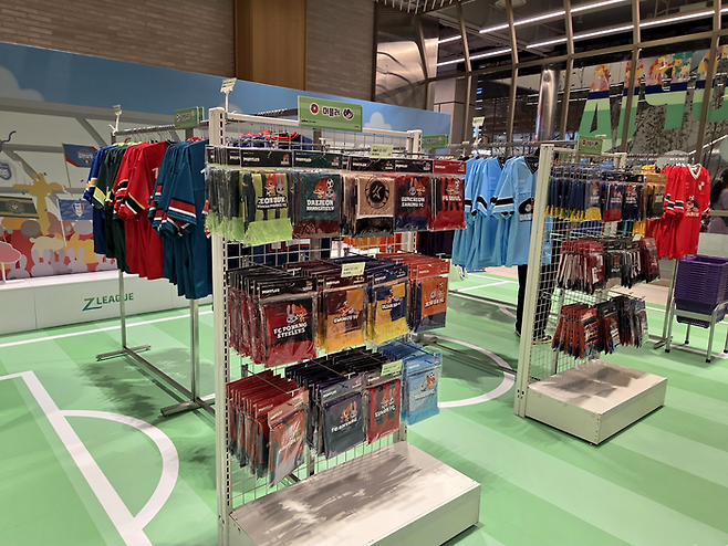 BGF리테일이 운영하는 편의점 CU는 25일 서울 여의도 더현대서울 지하 1층에서 ‘K리그-주토피아 팝업스토어’를 열었다. [김혜진 기자]