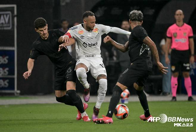 네이마르가 경기 후 자신의 사회관계망서비스(SNS)를 통해 당시 상황을 이야기했다. 네이마르는 “경기 중 비판은 있을 수 있다”며 “내가 기대만큼의 활약을 펼치지 못하면 나 역시 야유를 받을 수 있다”고 짚었다. 네이마르는 이어 “하지만, 정도가 있다. 욕은 안 된다. 특히나 내 가족과 친구에 대한 모욕적인 말을 들었다. 내 아버지 옆에선 나를 ‘용병’이라고 표현하더라. 나는 산투스를 사랑해서 돌아왔다. 그라운드 안팎에서 산투스에 힘이 되기 위해 온 힘을 다하고 있다”고 했다. 사진=AFPBBNews=News1