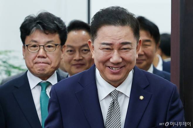 (서울=뉴스1) 안은나 기자 = 더불어민주당 김병기 대표 직무대행 겸 원내대표(오른쪽), 진성준 정책위의장이 17일 오전 서울 여의도 국회에서 열린 정책조정회의에 입장하고 있다. 2025.7.17/뉴스1  Copyright (C) 뉴스1. All rights reserved. 무단 전재 및 재배포,  AI학습 이용 금지. /사진=(서울=뉴스1) 안은나 기자