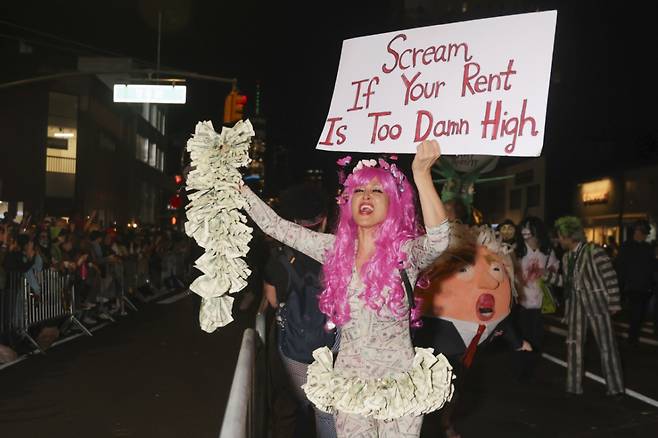 지난해 11월 31일(현지시각) 미국 뉴욕에서 제51회 뉴욕 핼러윈 퍼레이드가 열려 퍼레이드 참가자들이 관객들과 소통하고 있다. /AP=뉴시스