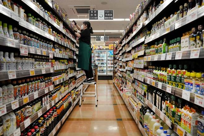 지난달 20일 도쿄의 한 슈퍼마켓 점원이 조미료와 기타 품목을 진열대에 정리하고 있다. 이날 총무성에 따르면 5월 쌀 가격은 전년 동월 대비 101.7% 뛰었다. /AFPBBNews=뉴스1