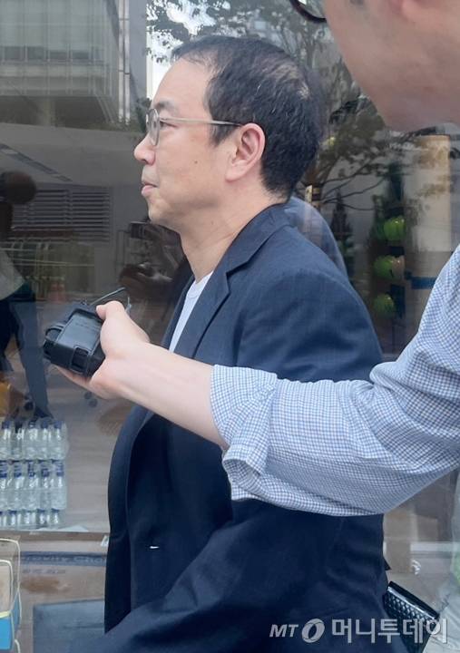 (서울=뉴스1) 유수연 기자 = 김건희 여사의 코바나 컨텐츠 전시회에 억대 금액을 협찬한 의혹을 받는 송병준 컴투스홀딩스 의장이 26일 오전 서울 광화문에 마련된 김건희 여사 특검 사무실에서 조사를 받기 위해 출석하고 있다. 2025.7.26/뉴스1  Copyright (C) 뉴스1. All rights reserved. 무단 전재 및 재배포,  AI학습 이용 금지. /사진=(서울=뉴스1) 유수연 기자