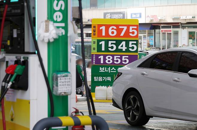 지난 20일 서울 시내 주유소에 유가 정보가 표시되어 있다. /사진=뉴시스