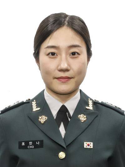 25일 충북 영동 육군종합행정학교에서 이두희 국방부 차관 주관으로 제99기 법무사관 임관식에서 최우수성적으로 국방부장관상을 받은 조한나 대위. 국방부 제공