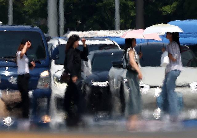 전국 대부분 지역에 폭염경보가 내려진 25일 오후 서울 영등포구 여의대로 위로 지열로 인한 아지랑이가 피어오르고 있다. 뉴시스