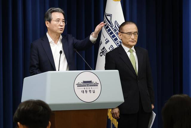 김용범(왼쪽) 정책실장과 위성락 국가안보실장이 25일 서울 용산구 대통령실 청사에서 통상 대책회의 관련 브리핑에서 질문을 받고 있다. 뉴시스