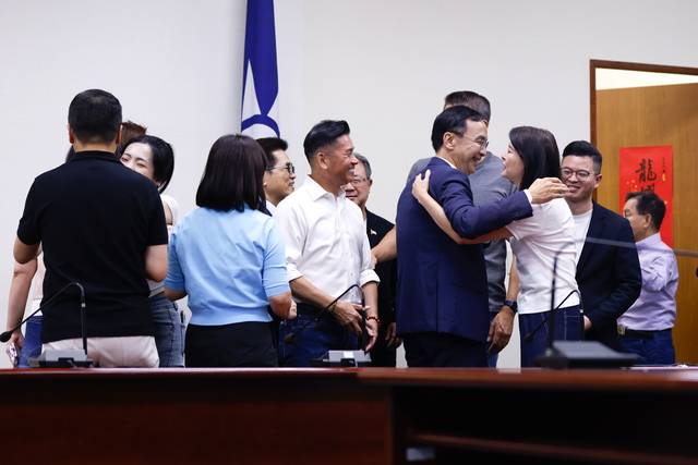 주리룬 대만 국민당 대표(오른쪽 다섯번째)가 26일 타이베이의 당 사무실에서 파면투표에서 의원들의 생존이 확정되자 같은 당 의원들과 함께 기뻐하고 있다. EPA 연합뉴스