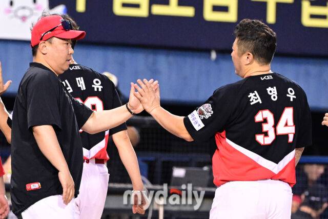 29일 오후 서울 잠실야구장에서 진행된 '2025 프로야구 KBO리그' KIA-LG의 경기. 기아 이범호 감독이 12-2로 승리한 뒤 최형우와 하이파이브를 하고 있다./마이데일리