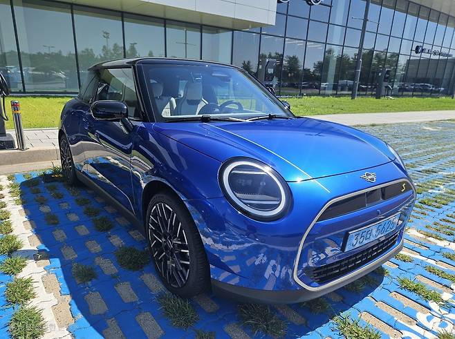 ‘더 뉴 올-일렉트릭 MINI 쿠퍼’ 외관. 서재근 기자