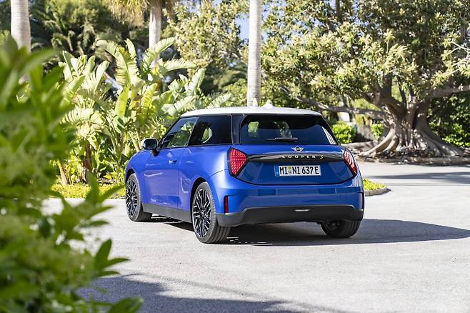 ‘더 뉴 올-일렉트릭 MINI 쿠퍼’ 후면. [MINI  제공]