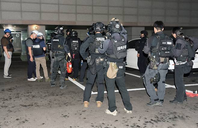 지난 21일 인천 송도국제도시 아파트에서 60대 남성이 아들을 사제총기로 살해한 뒤 체포됐다. 경찰이 21일 집에 폭발물을 설치했다는 피의자 진술을 토대로 서울 도봉구 피의자 자택을 수색하고 있다.  [서울소방재난본부 제공]